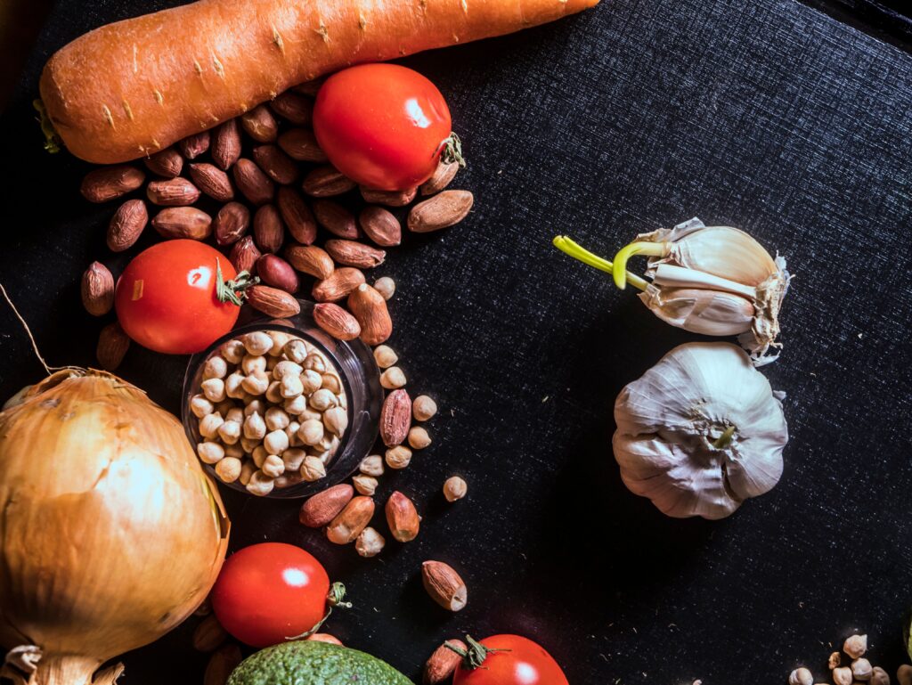 Alimentos para Bajar el Azúcar en la Sangre de Forma Natural Variedad de frutas, verduras y semillas saludables para bajar el azúcar en la sangre