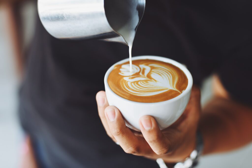 Taza de café negro recién servido — efectos del café sobre la glucosa en sangre