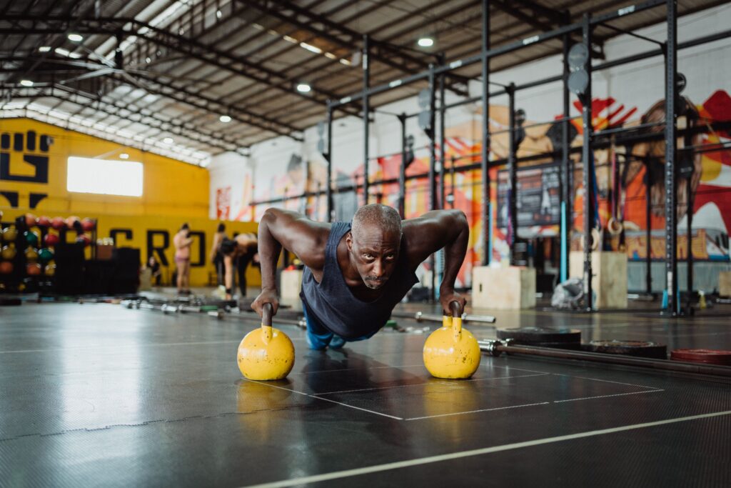 Persona alternando entre cardio y pesas en el gimnasio