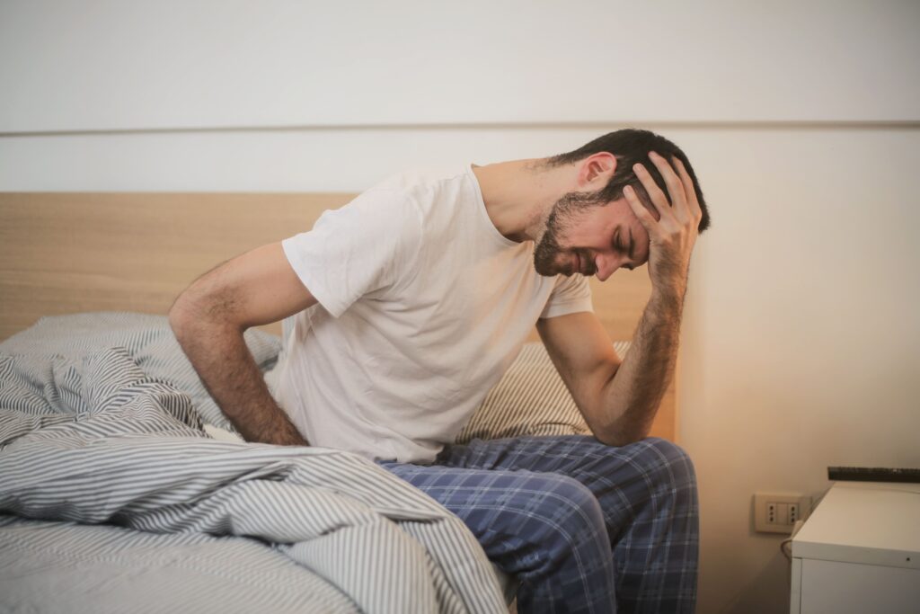 Persona meditando para manejar el estrés y mejorar el control de glucosa