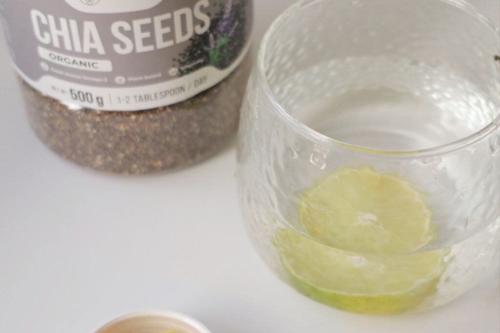 Fibra de Psyllium: el Suplemento Más Subestimado para tu Digestión Semillas de chía y suplemento de fibra psyllium sobre una mesa