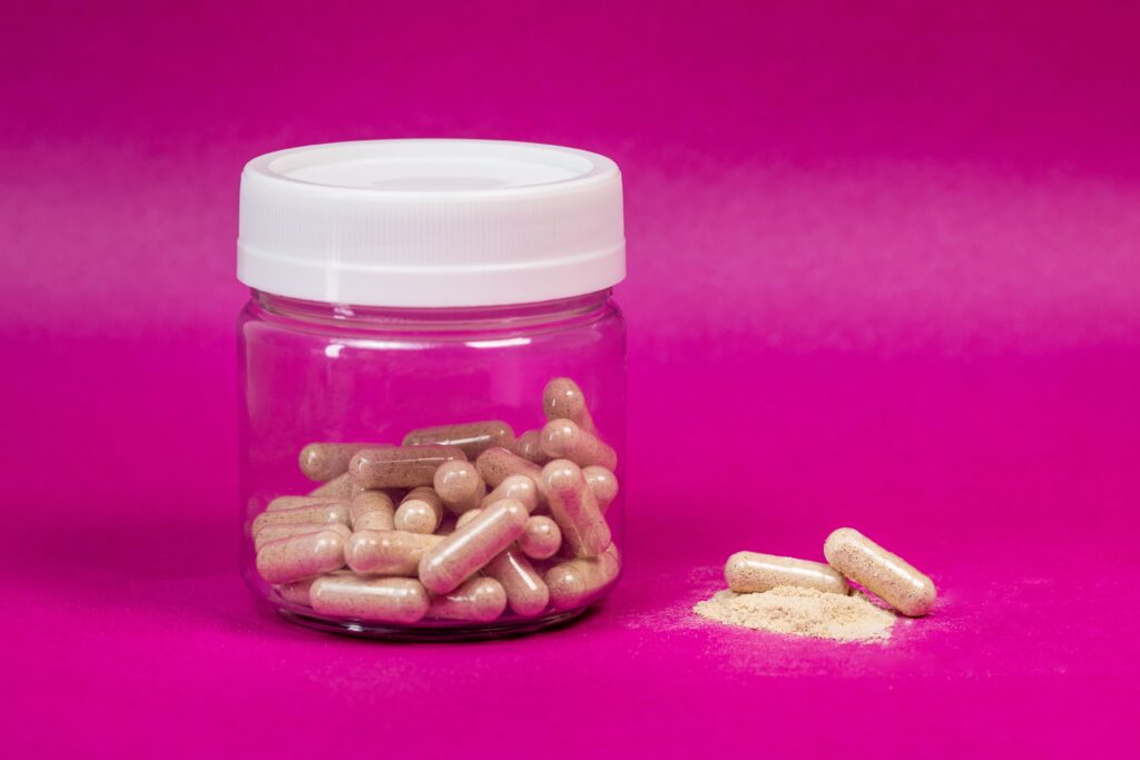 Prebióticos: el Alimento de tu Microbiota que Pocos Suplementan Bien Contenedor de cápsulas de suplemento