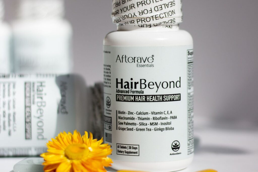 Biotina: ¿Realmente Funciona para el Cabello, la Piel y las Uñas? Frascos de suplemento de biotina para la salud del cabello