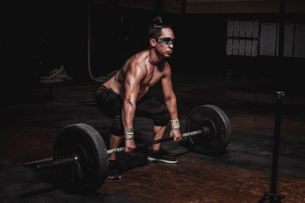 Mujer entrenando con pesas — entrenamiento de fuerza femenino