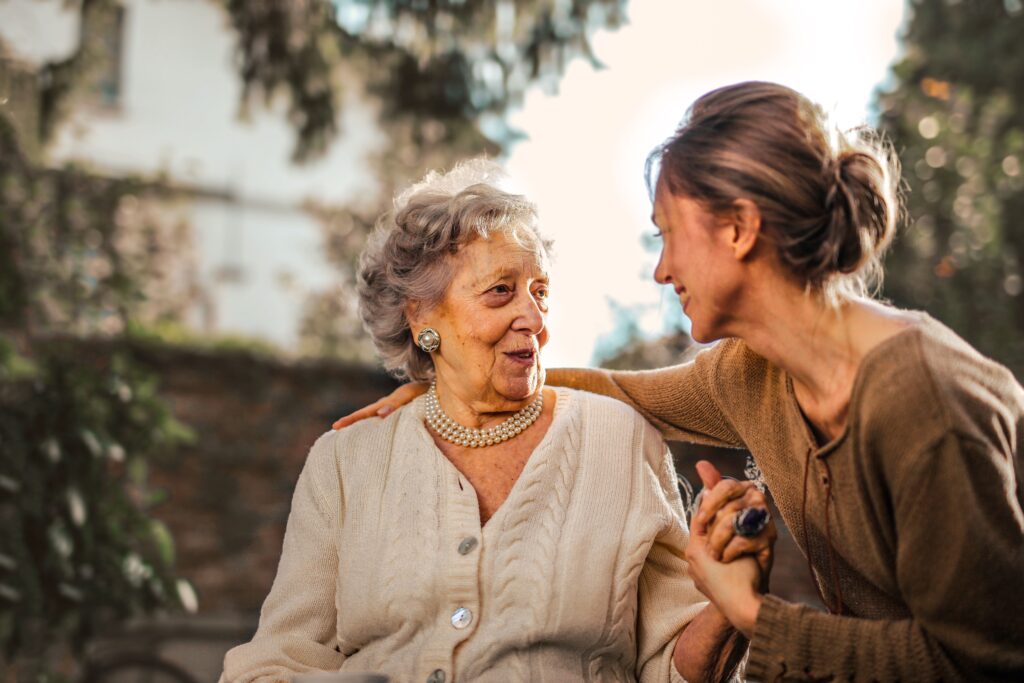 Mujer madura sonriendo — etapa de menopausia con bienestar