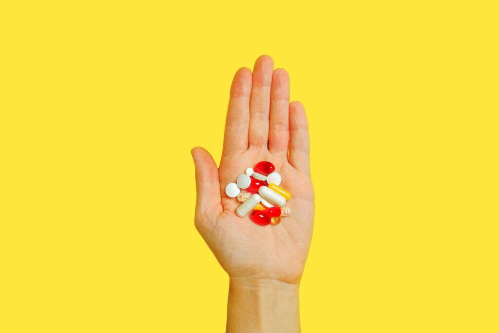 Variedad de multivitamínicos en bote dosificador semanal