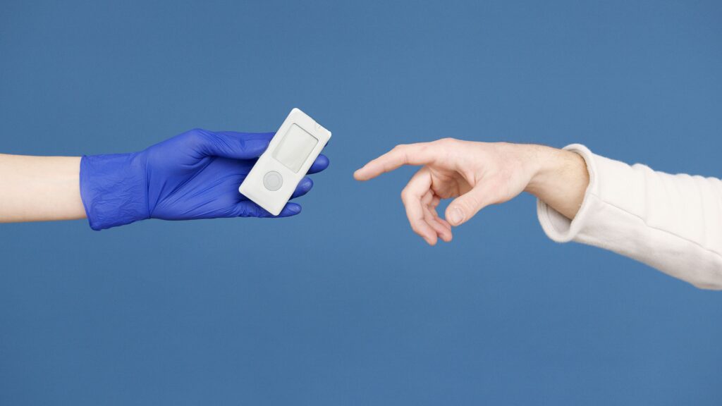 Glucómetro digital con tira reactiva midiendo niveles de glucosa en sangre
