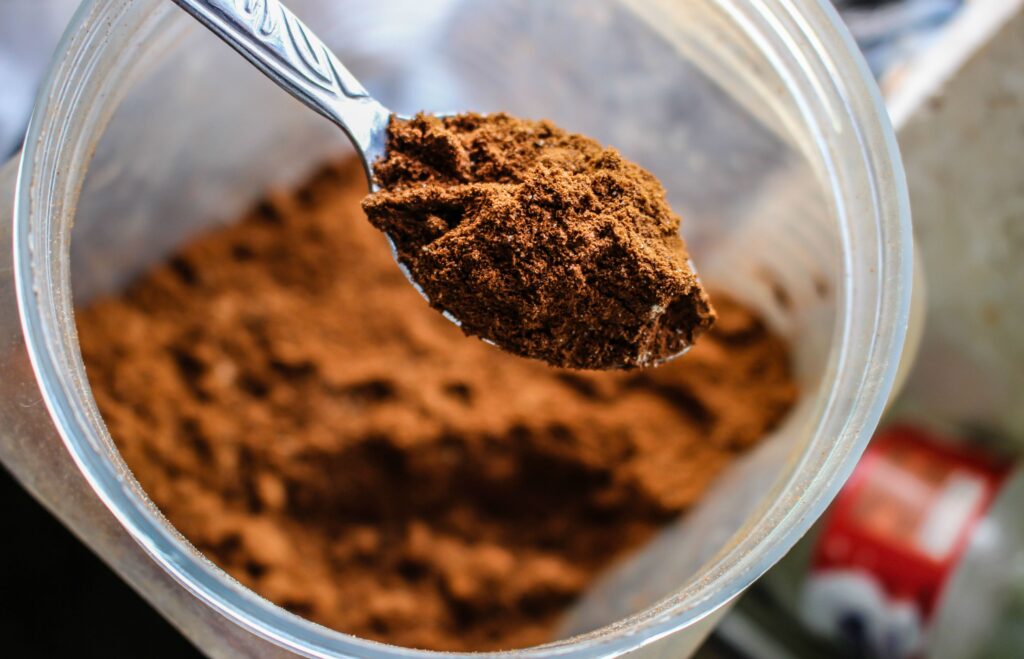 Cacao en polvo puro junto a trozos de chocolate oscuro, ricos en flavonoides