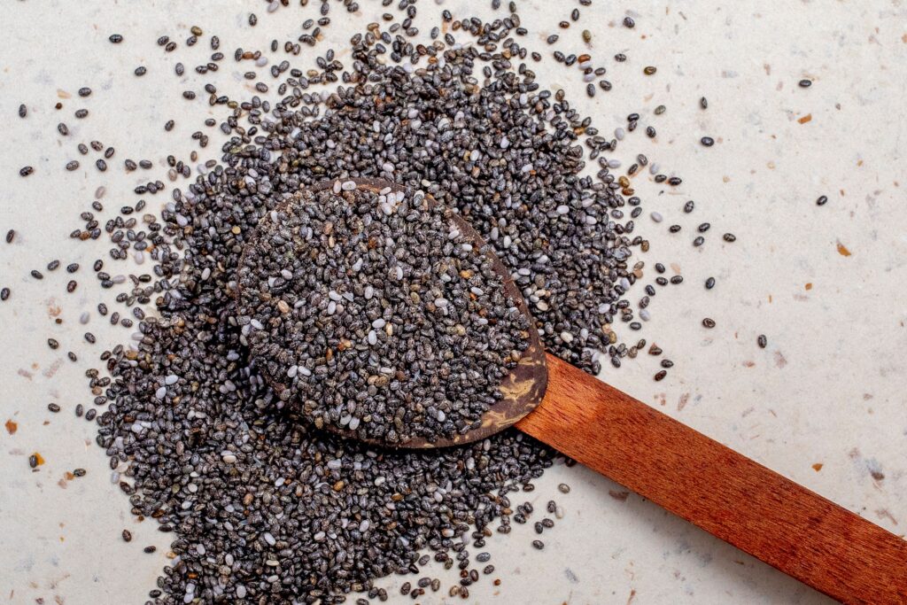 Semillas de Chía: Beneficios Reales para Digestión, Corazón y Saciedad Cuchara de madera con semillas de chía
