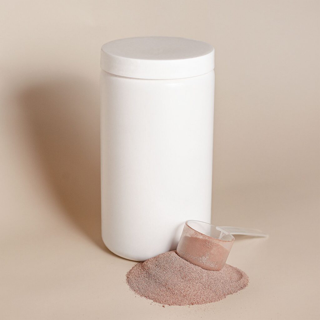 Proteína en Polvo: Whey, Vegetal o Caseína — Cuál Elegir y Cómo Usarla Bote de proteína en polvo con scoop