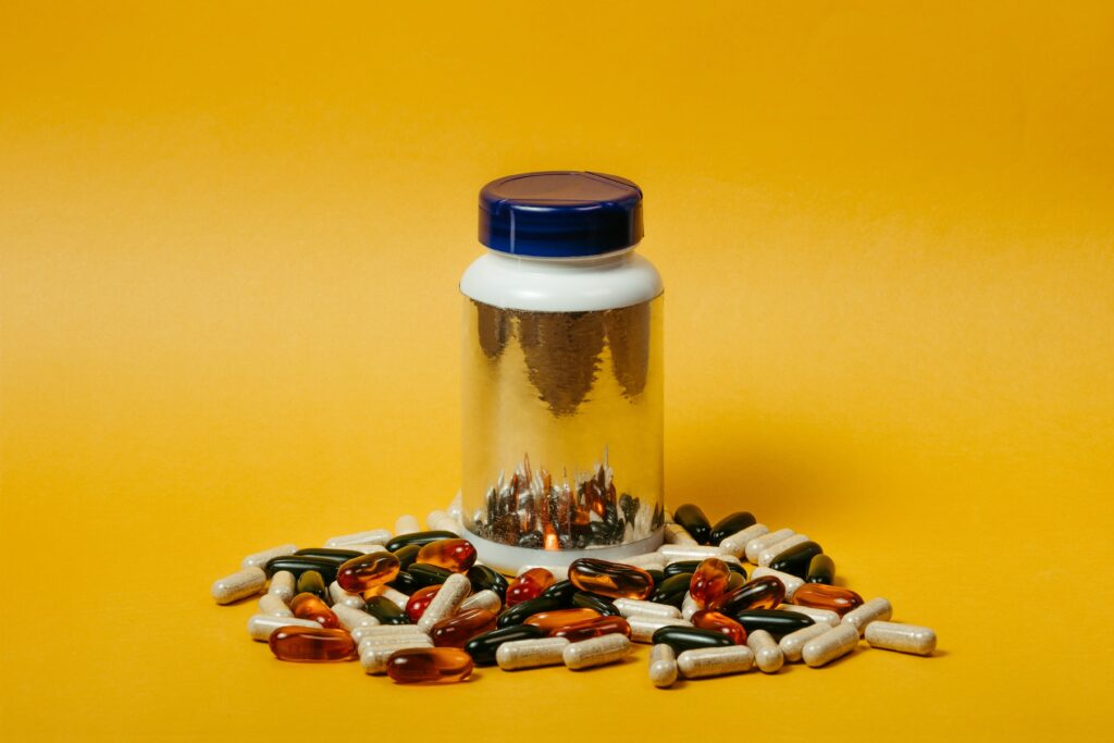 Complejo B: Para Qué Sirve, Quién lo Necesita y Cómo Elegir Uno Bueno Cápsulas multicolores de complejo de vitaminas B