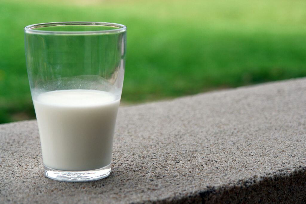Vaso de leche, fuente natural de calcio