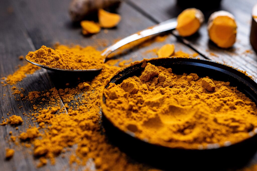 Curcumina: El Compuesto Antiinflamatorio de la Cúrcuma (y Por Qué la Pimienta Negra Importa) Cúrcuma en polvo, fuente de curcumina
