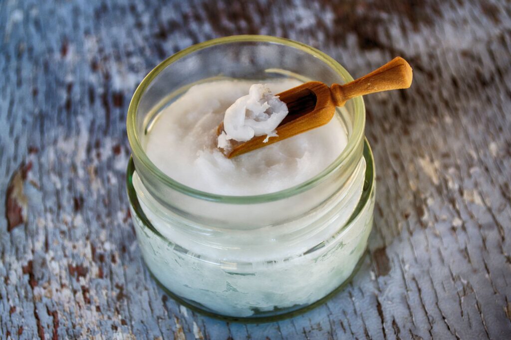 Aceite de Coco: Lo Que la Ciencia Dice (y Lo Que el Marketing Exagera) Frasco de aceite de coco