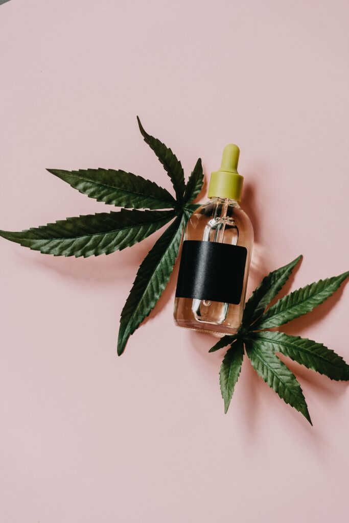CBD (Cannabidiol): Qué Dice la Evidencia y Cuál es su Estatus Legal en México Botella de aceite de CBD