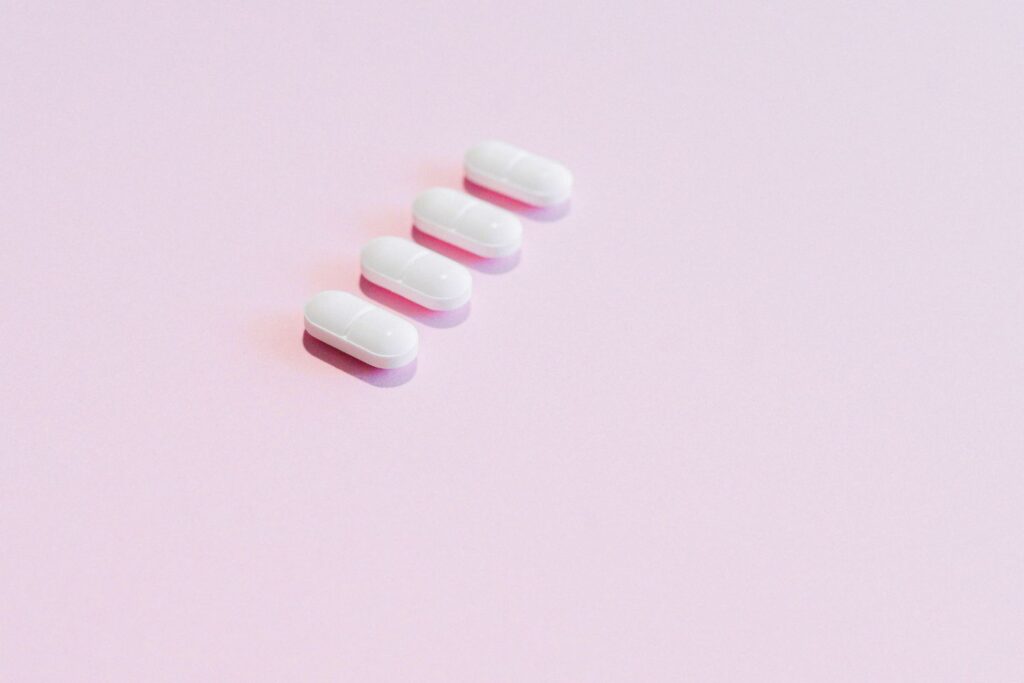 Berberina: el Suplemento que Algunos Llaman "Ozempic Natural" — Qué Dice la Evidencia Cápsulas de berberina, suplemento natural para la glucosa