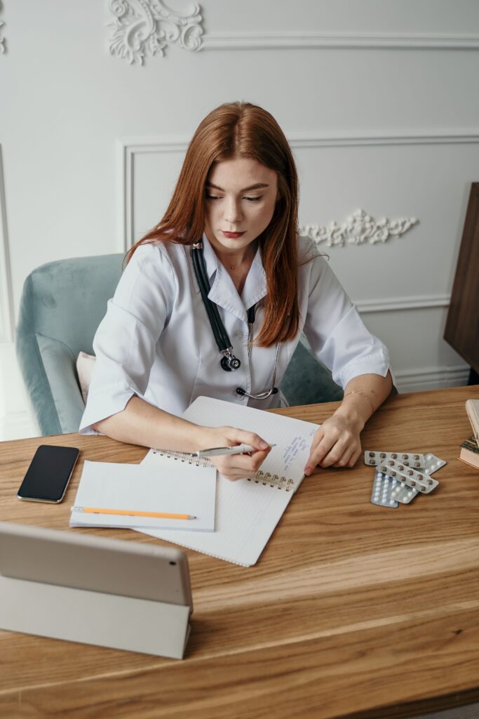Mujer en consulta médica — síndrome de ovario poliquístico