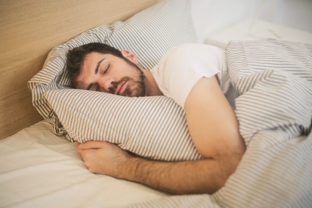 Persona durmiendo plácidamente — sueño y control de la glucosa